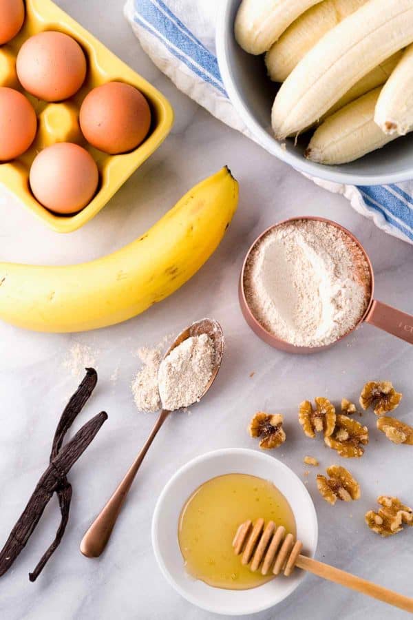 成分如切碎的核桃,苹果酱,椰子油和蜂蜜。