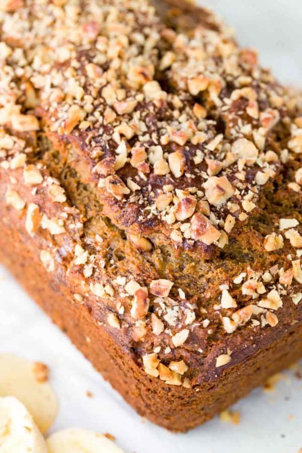 被击碎的核桃覆盖在脆脆的纹理的香蕉坚果面包顶部