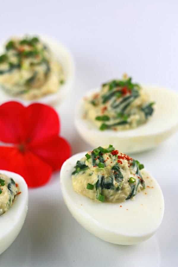 favorite egg appetizer 菠菜洋蓟芥末蛋-两款经典的派对开胃菜合二为一!这道菜混合了奶油鸡蛋、美味的菠菜和洋蓟。| jessicagavin.com