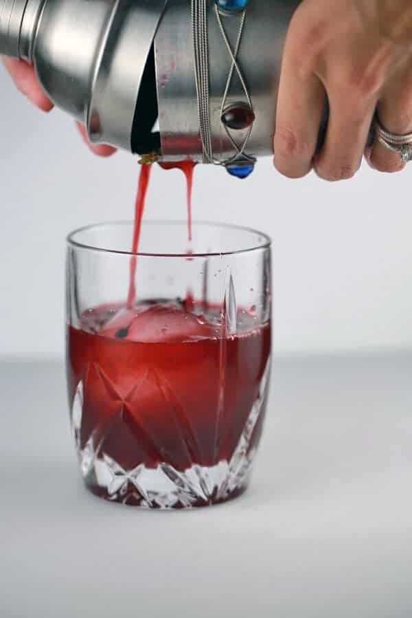 关闭倾吐饮料到玻璃