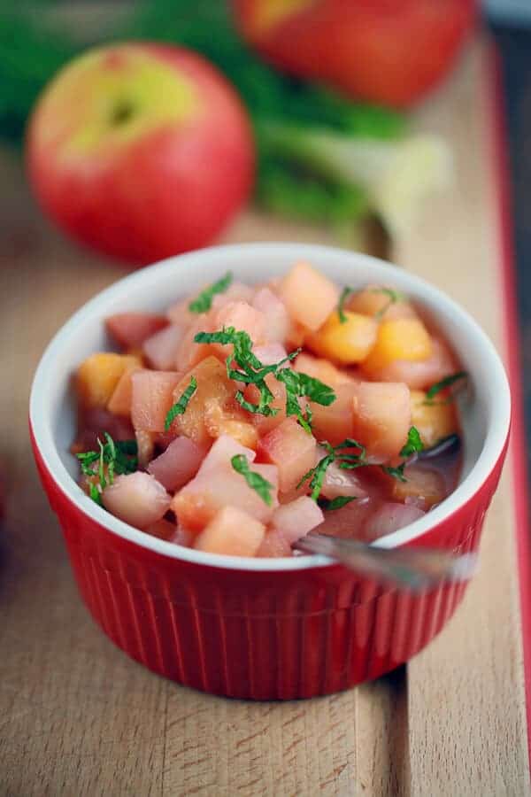 甜而浓郁的苹果和桃子酸辣酱