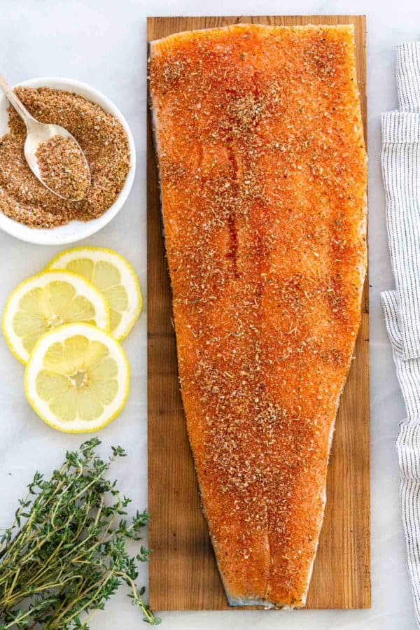 三文鱼在木板上