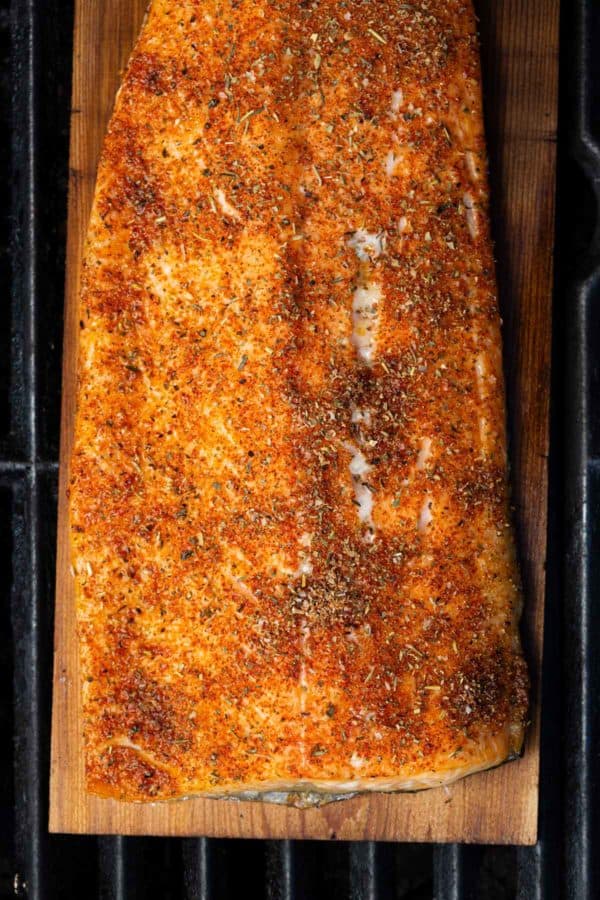 烤架上的香柏木鲑鱼