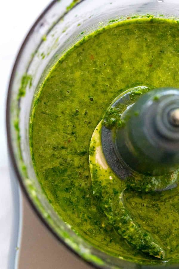 在食品加工机里的意大利辣酱