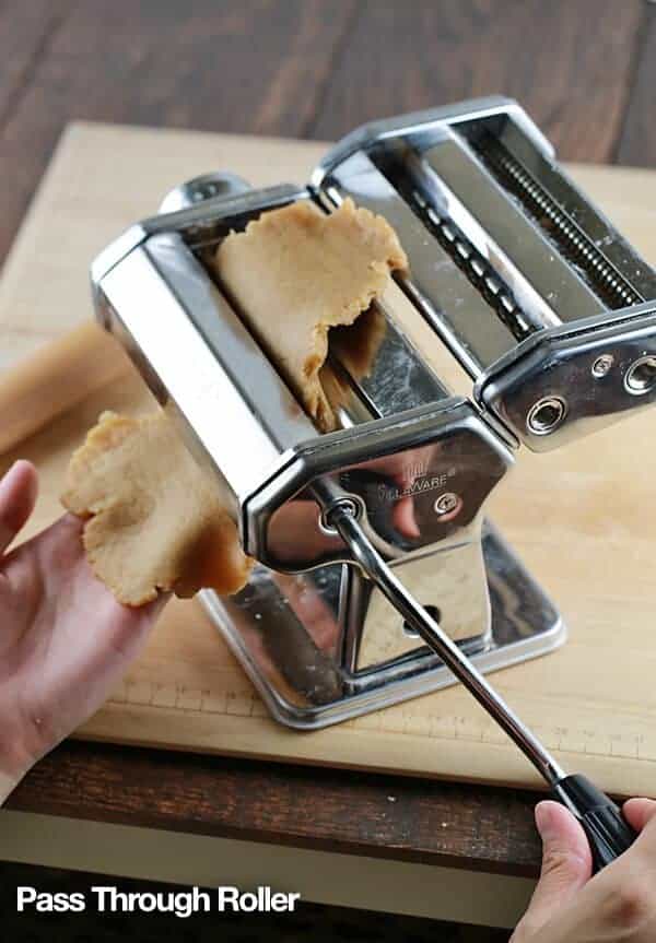 如何制作意大利面-将面团通过意大利面机