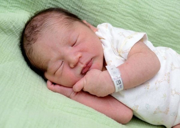 詹姆斯躺在病床上的特写镜头