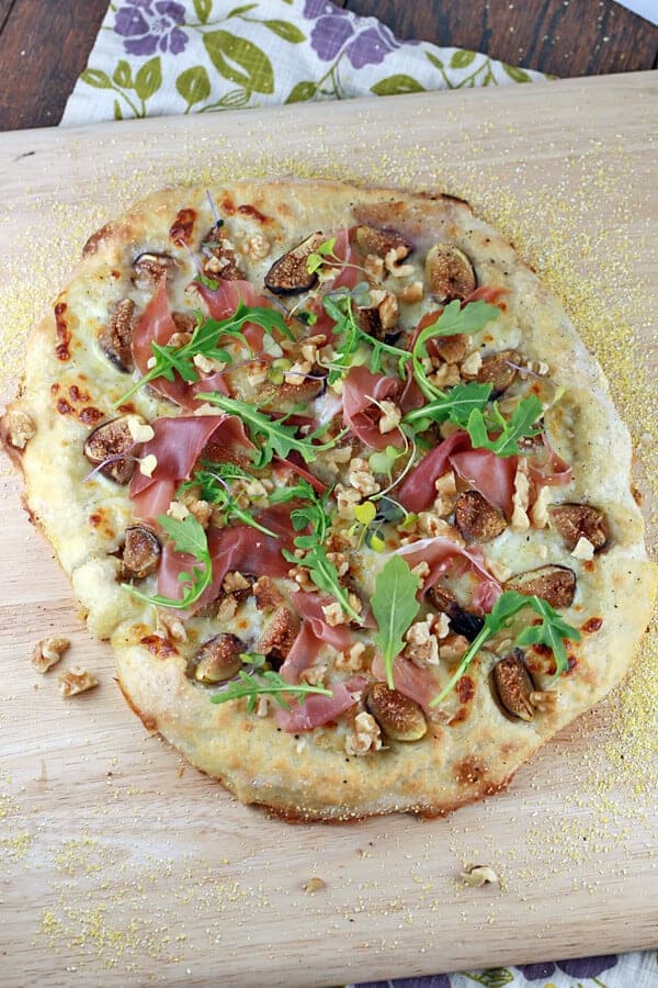 无花果火腿披萨放在砧板上