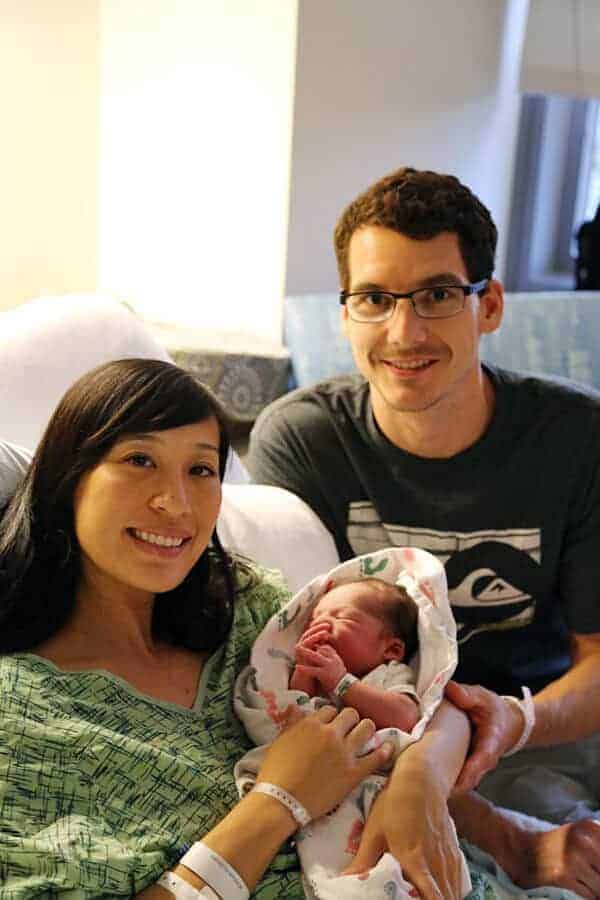 我们的新生儿詹姆斯和爸爸妈妈在一起