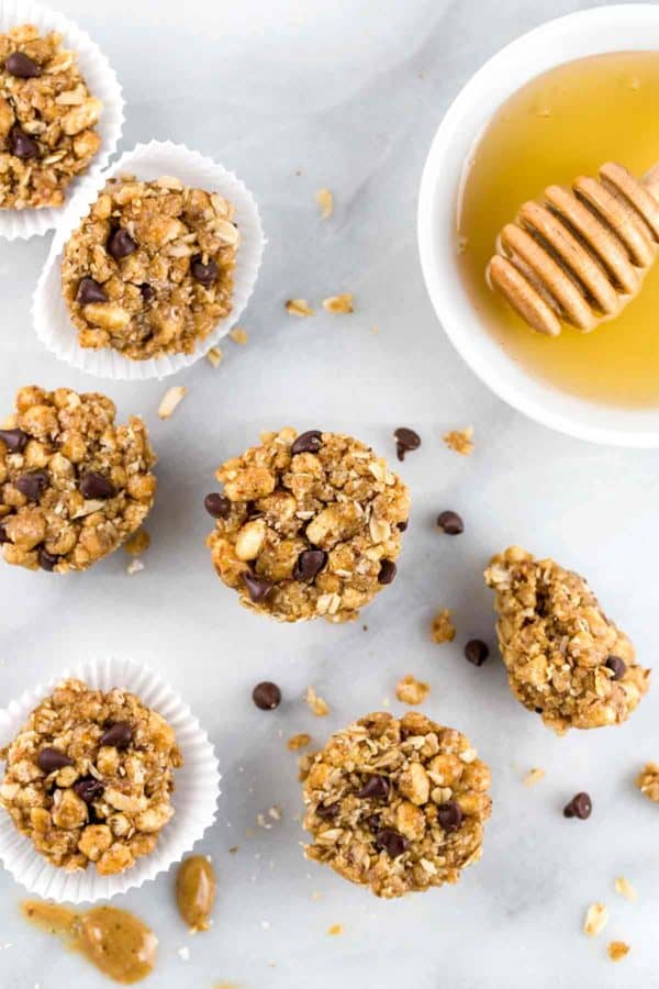 小口的格兰诺拉麦片零食放在桌子上,还有花生酱、蜂蜜和巧克力片