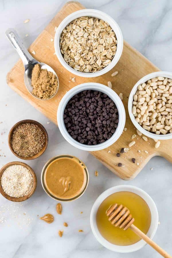 在餐桌上为健康的格兰诺拉燕麦片准备的配料