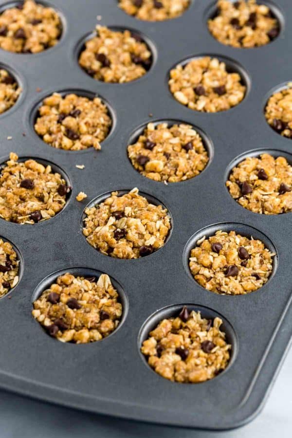 迷你松饼锅,里面有格兰诺拉麦片