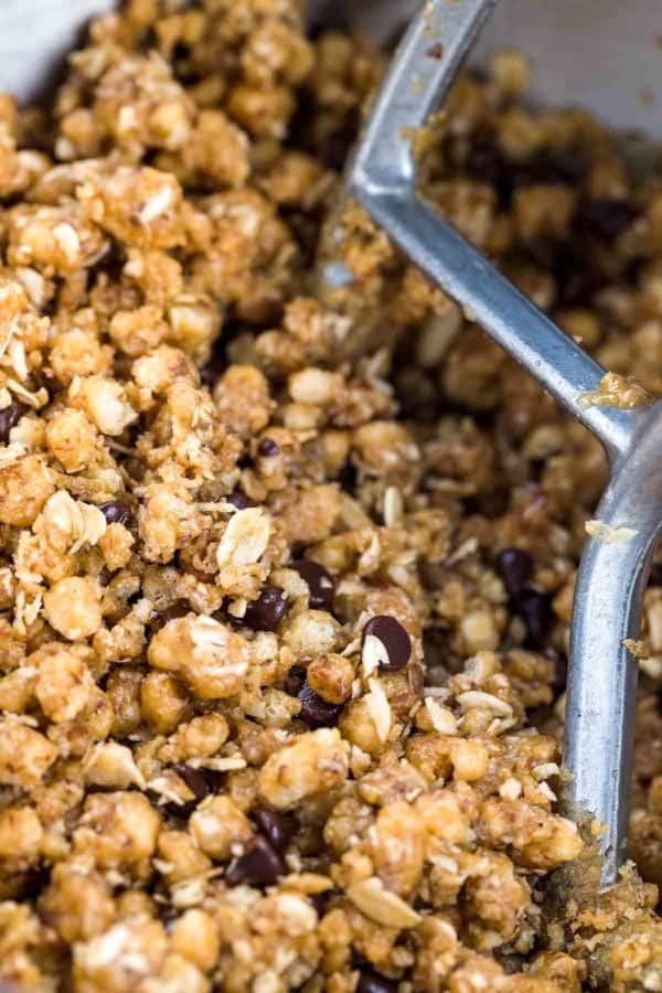 一碗自制的格兰诺拉麦片正在搅拌机里搅拌