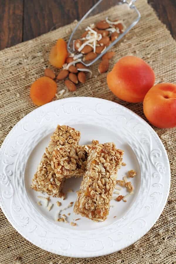 两个自制的格兰诺拉麦片棒