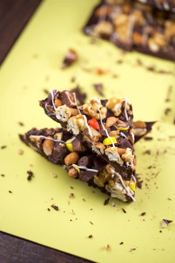 自制的糖果树皮叠在一起