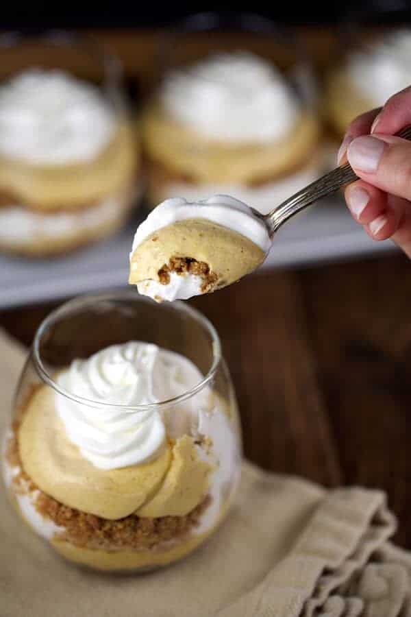 舀一勺南瓜芝士蛋糕