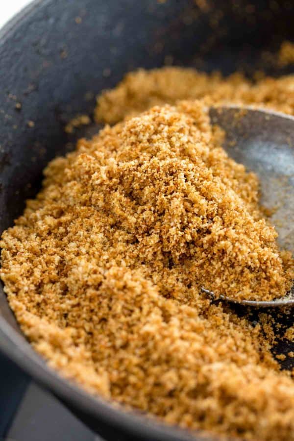 用金属勺舀出面包屑混合物