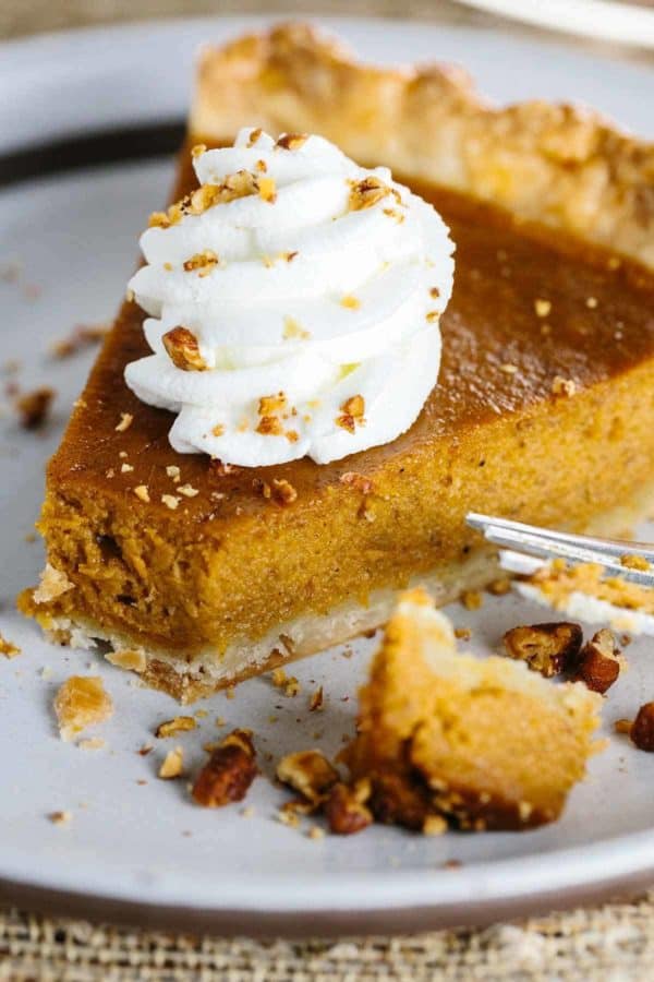 一片南瓜饼冠上呈鞭打奶油和碎核桃