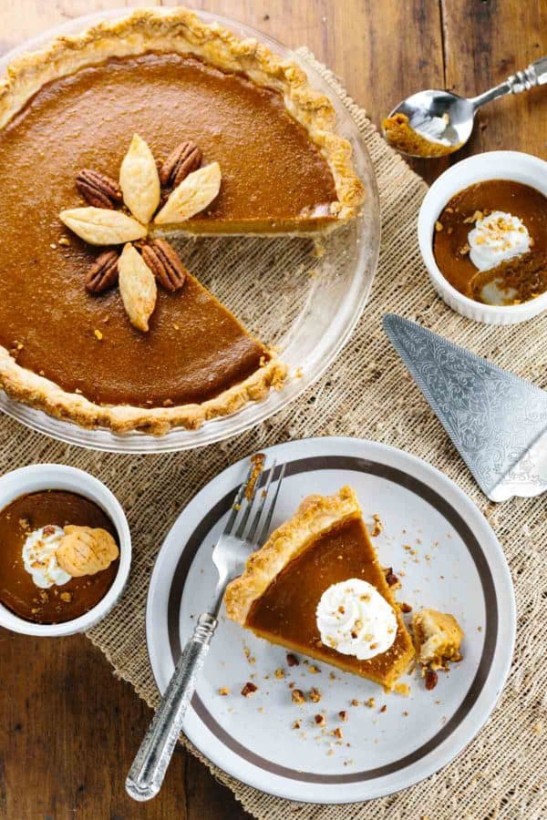 一张桌子,配有经典南瓜饼和一道菜,圆形鞭子奶油