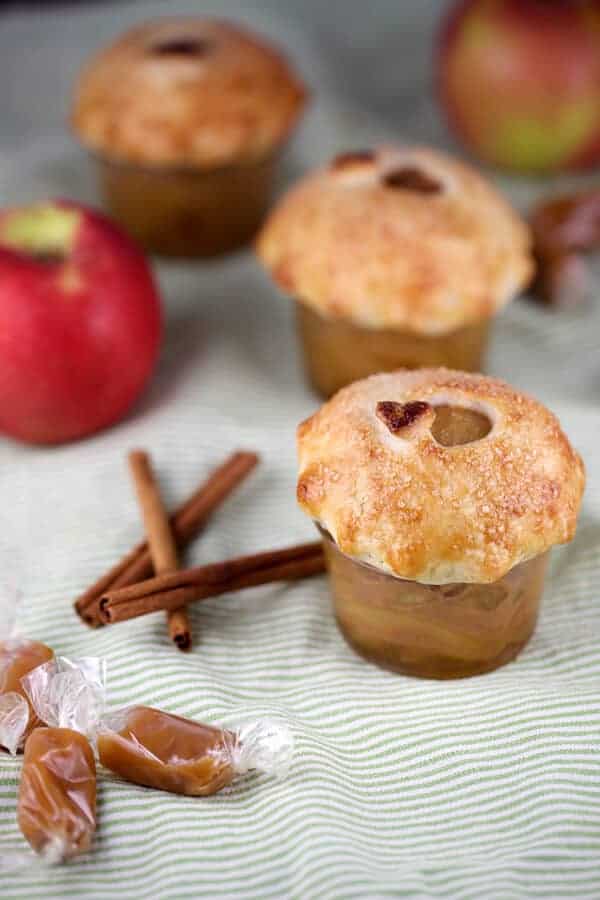 罐子微型苹果。用焦糖酱馅饼