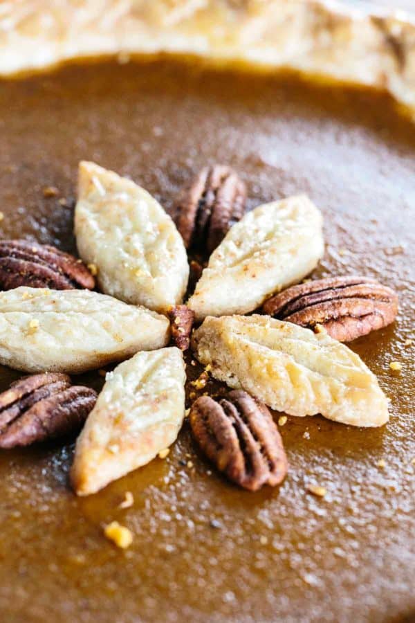 五叶在用额外的面团创造的南瓜饼顶部