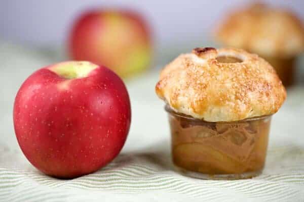 比较苹果和一小罐苹果派的大小