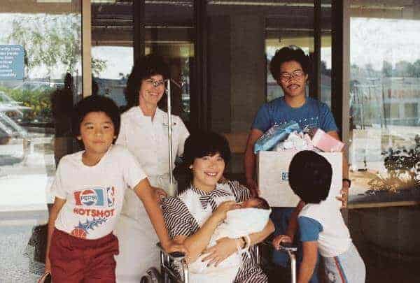 杰西卡被妈妈抱出了医院