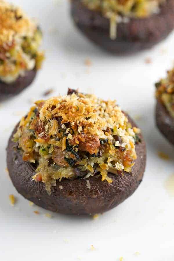 草本酿蘑菇用香肠叮咬