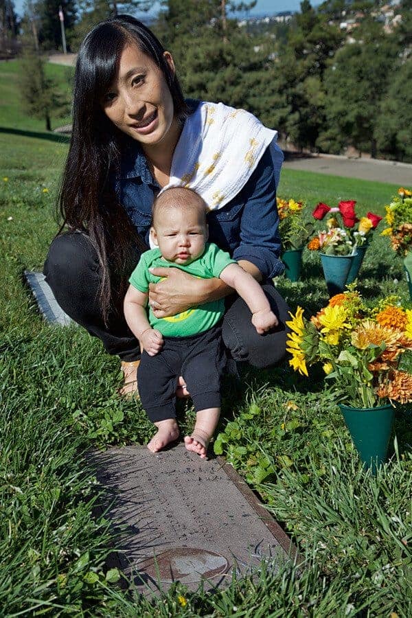 詹姆斯和杰西卡在奶奶的墓地