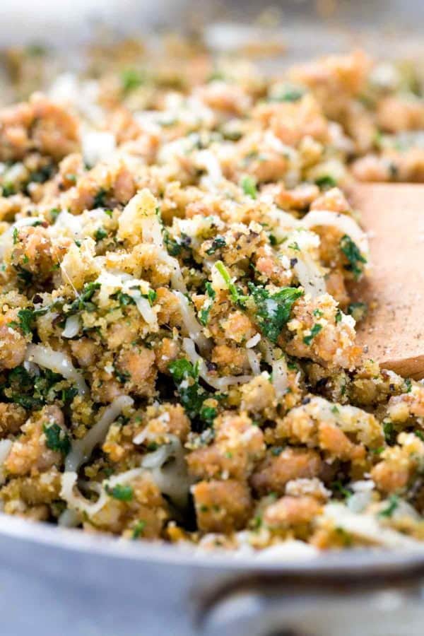 塞满蘑菇、大蒜和意大利香肠面包屑的混合物