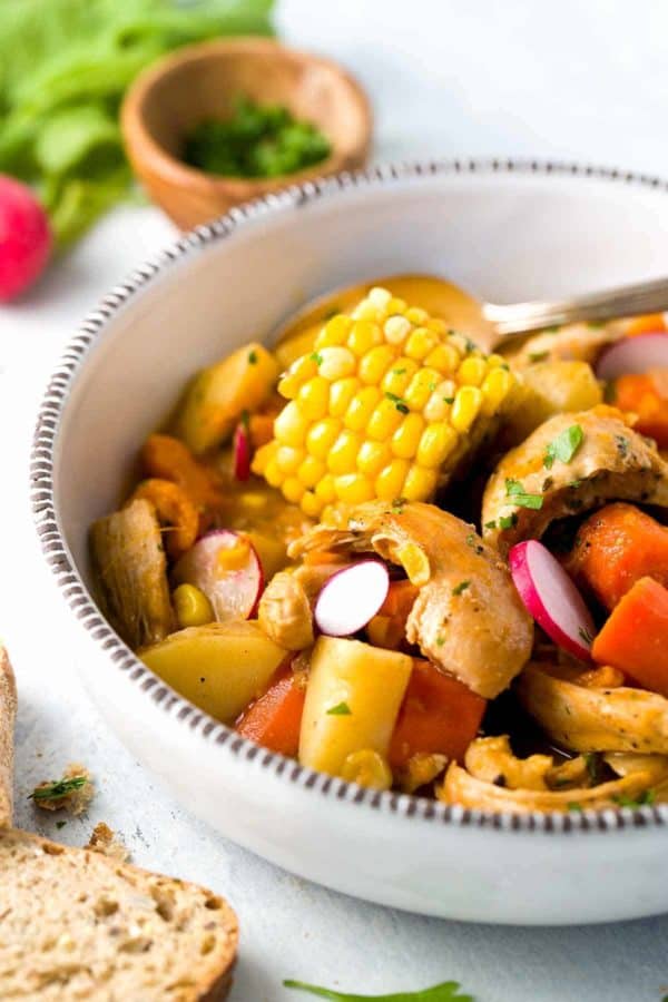 略带褐色的鸡肉增加了菜肴的风味和复杂性