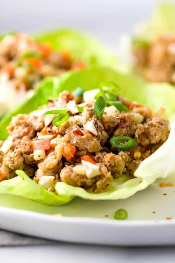 闭合显示与坚果和蔬菜的地面火鸡混合物