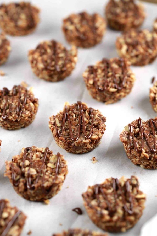 黑巧克力格兰诺拉麦片小吃咬