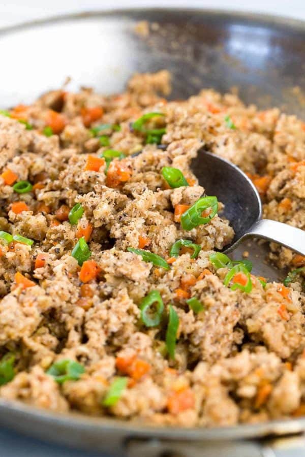 烹调在煎锅的地面火鸡