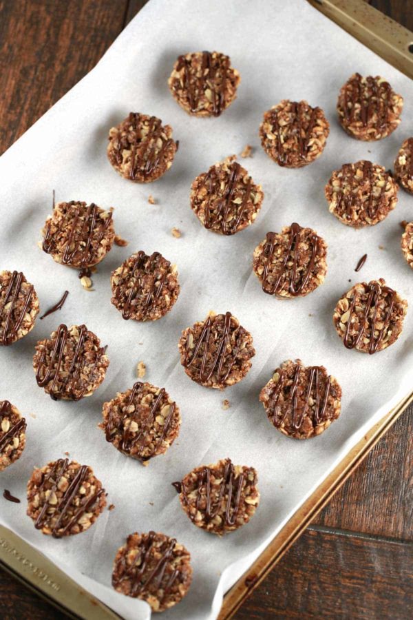 把格兰诺拉麦片放在烤盘上,烤盘上铺着烤盘纸