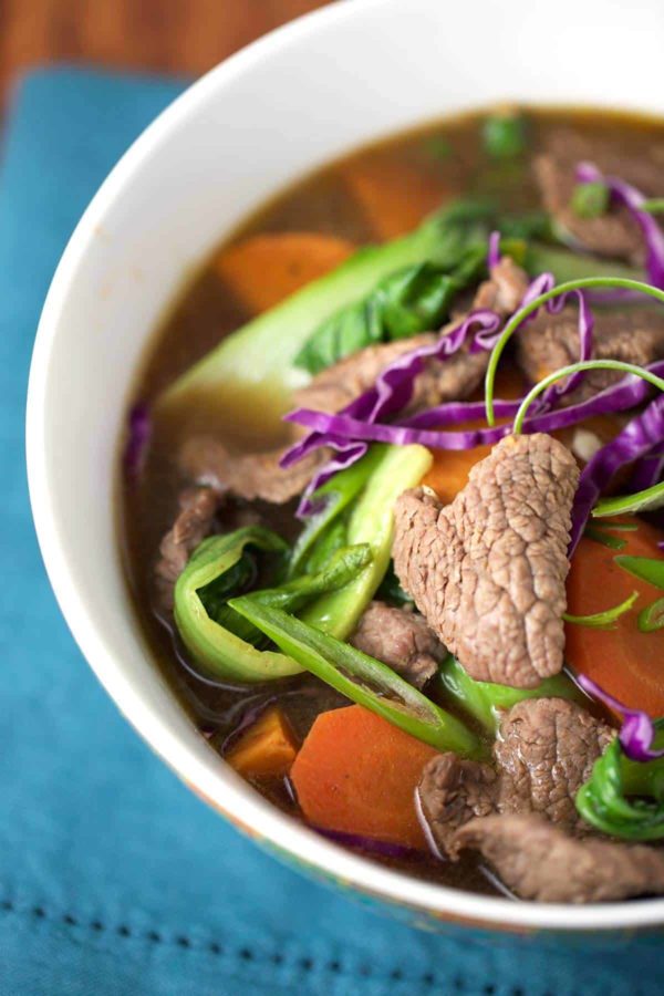 特写镜头是一碗汤中的肉块