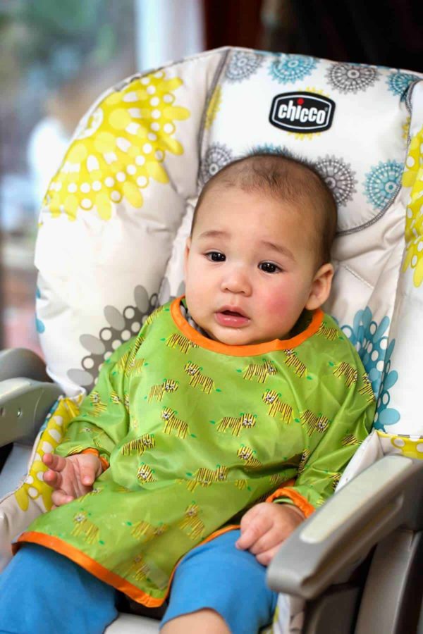 我的小詹姆斯坐在他的芝士高椅子准备吃