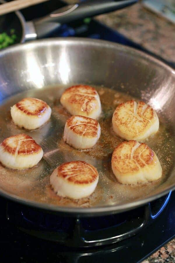 在煎锅里煮扇贝