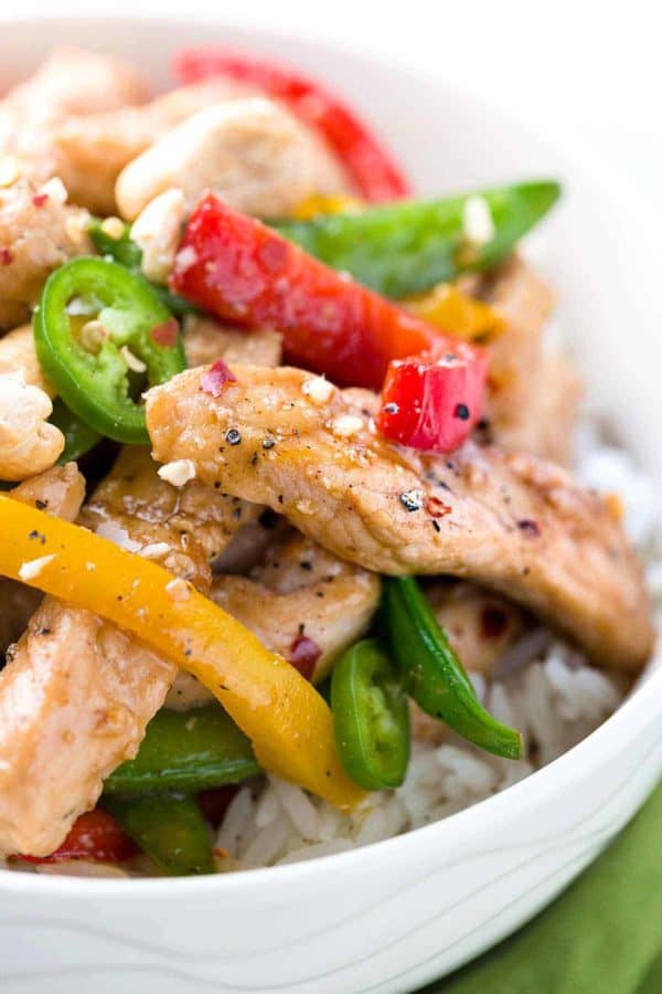 关闭经验丰富的猪肉和菜在白米顶部