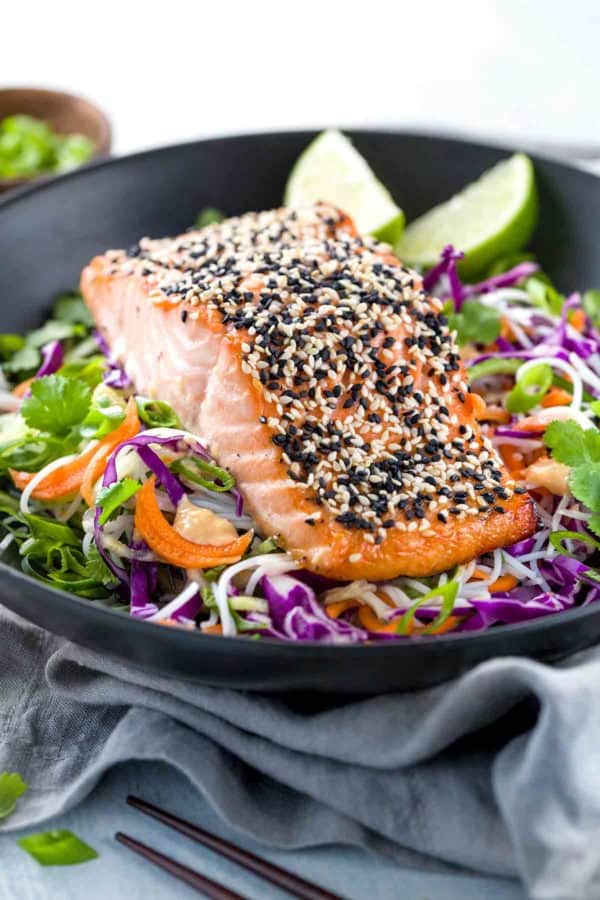 黑碗里的芝麻鲑鱼配上凉拌米粉沙拉