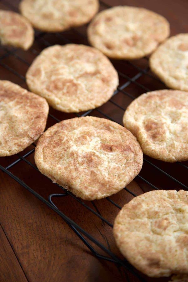 在线机架上冷却的烟鹬曲奇饼