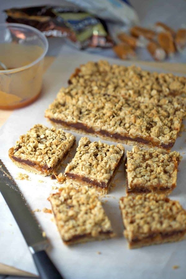 巧克力块盘子与燕麦片顶部