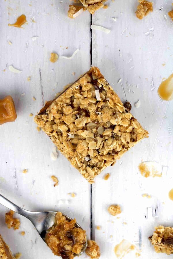 顶视图的焦糖巧克力棒与嘎吱咬嚼的椰子顶部