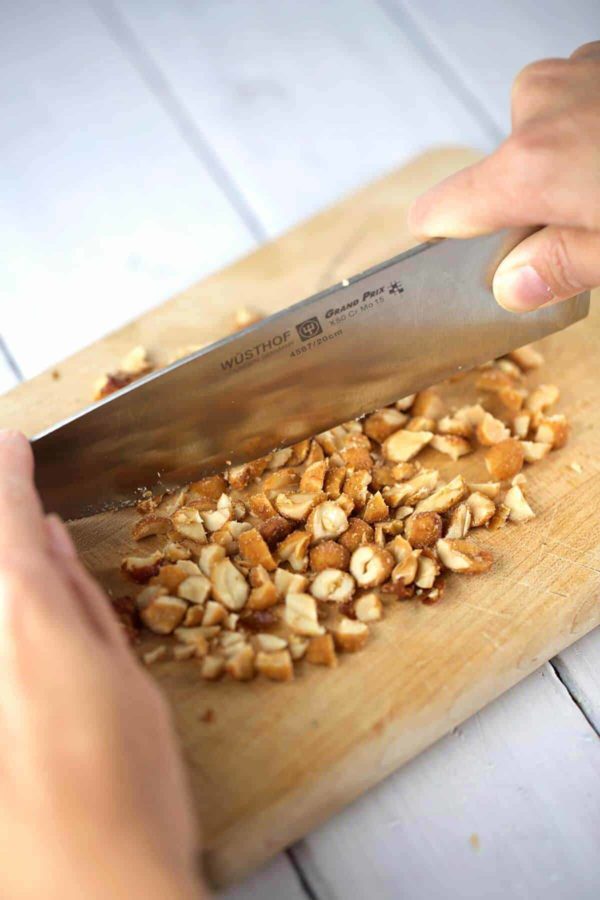 手用锋利的刀压碎咸花生