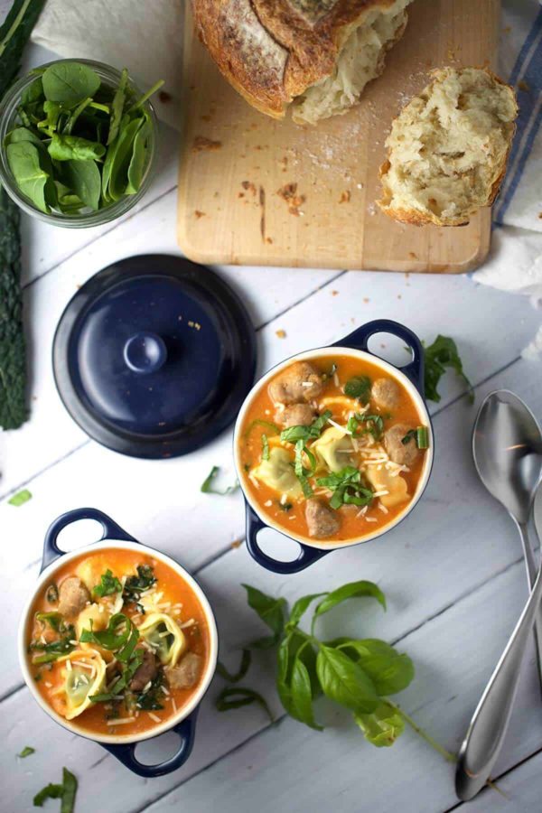 有奶酪和菠菜意面的丰盛的一餐。