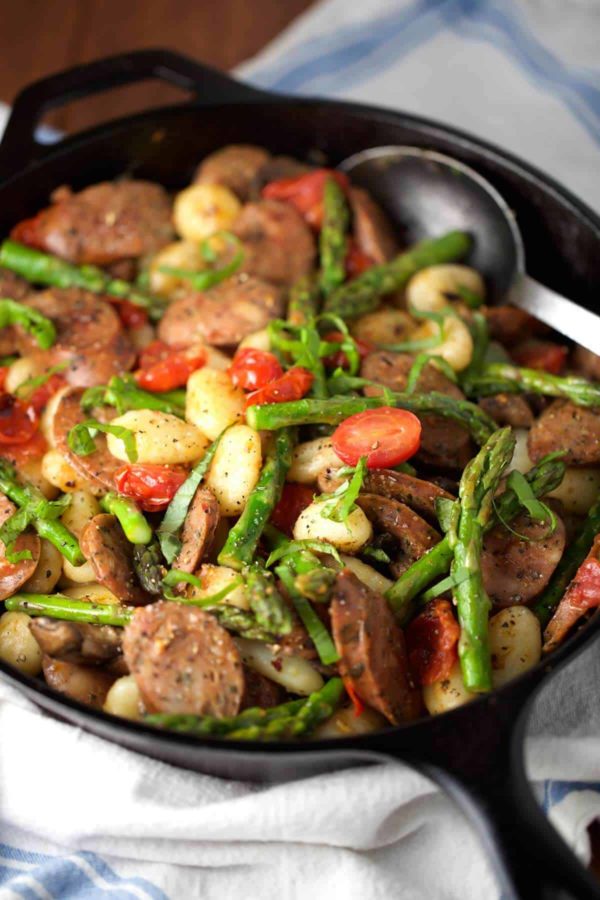 容易煎锅gnocchi与鸡香肠