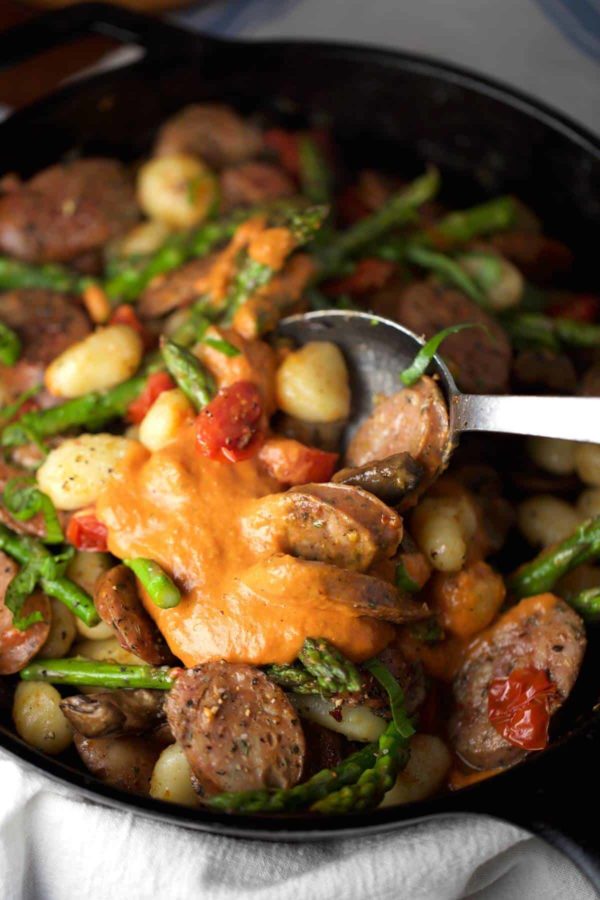 勺子混合酱用gnocchi,鸡肉香肠和芦笋