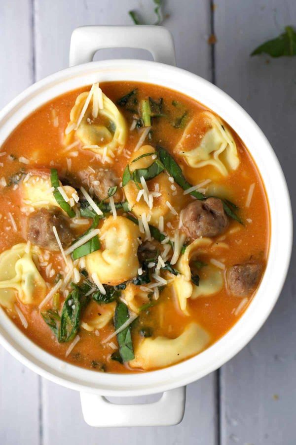 白色大碗托斯卡纳番茄通心粉汤配意大利香肠