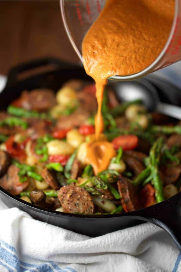 将奶油番茄罗勒酱倒在平底锅上