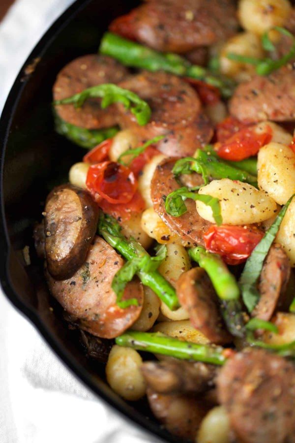 关闭在铸铁煎锅的Gnocchi和鸡香肠