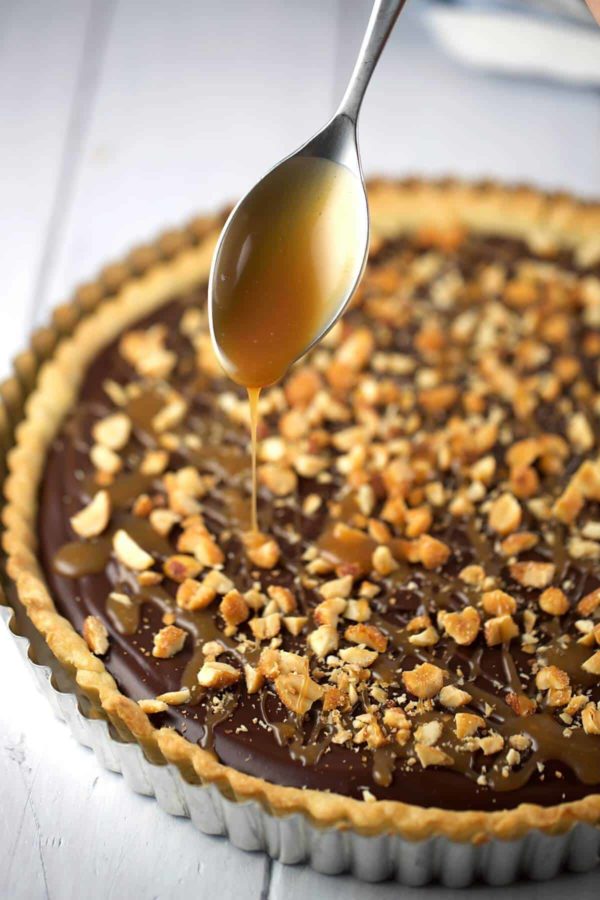 把焦糖倒在巧克力挞上